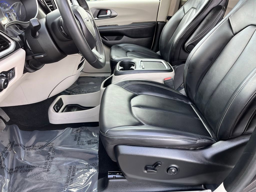 Used 2023 Chrysler Pacifica Touring-L image 13