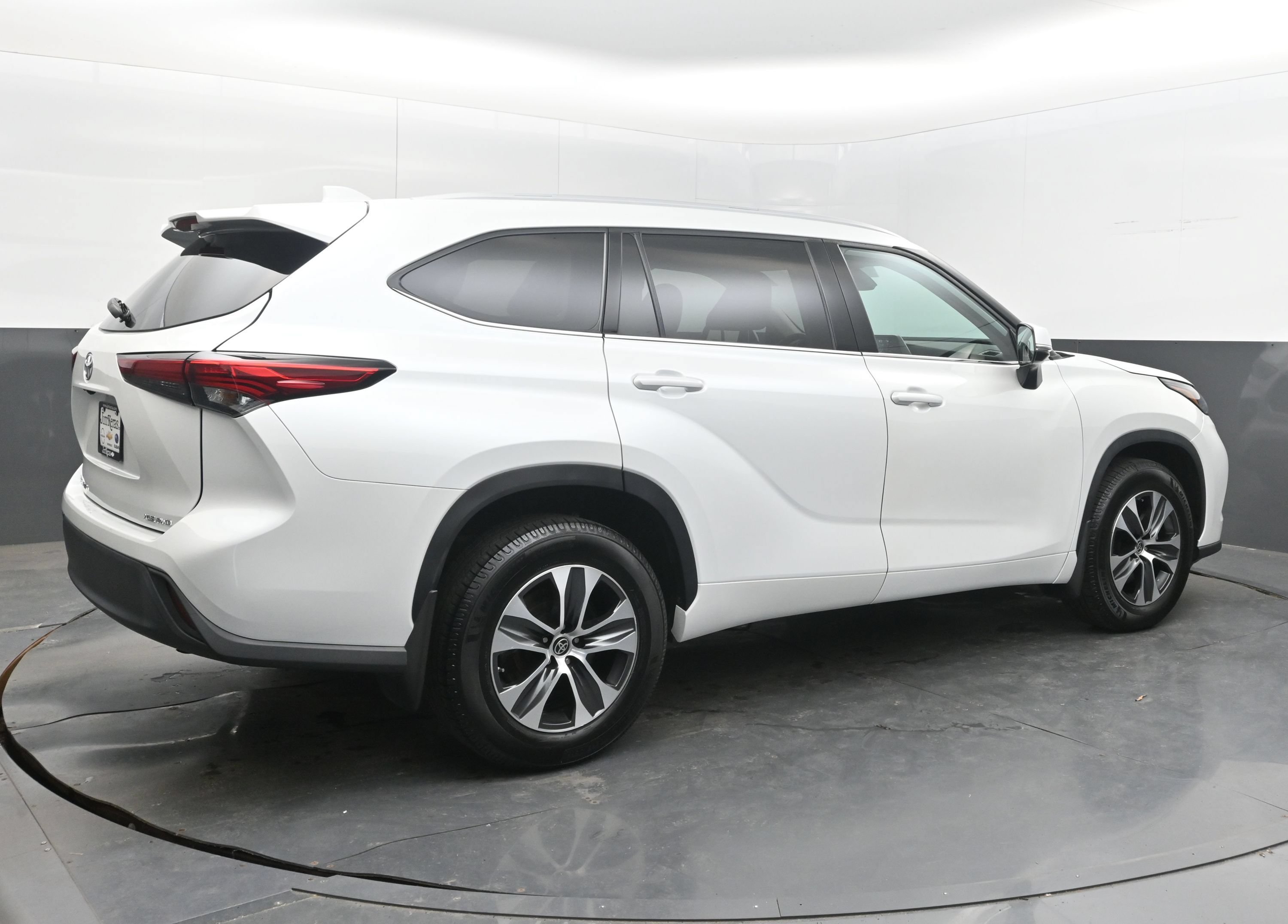 Used 2022 Toyota Highlander XLE AWD/4WD image 9