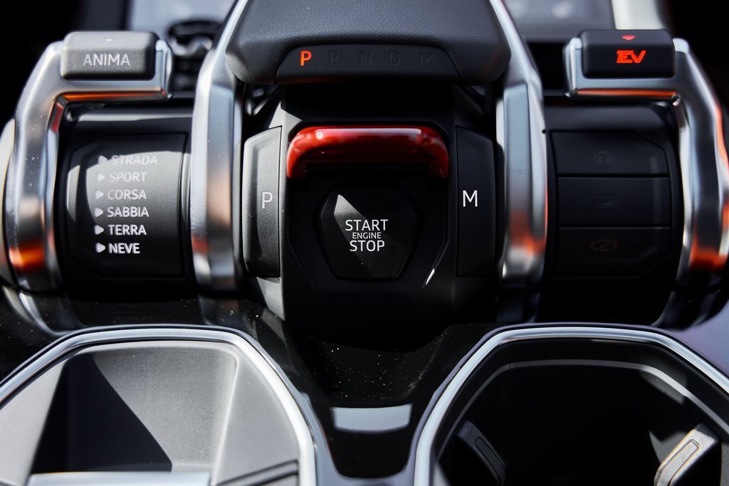 Used 2025 Lamborghini Urus SE image 73