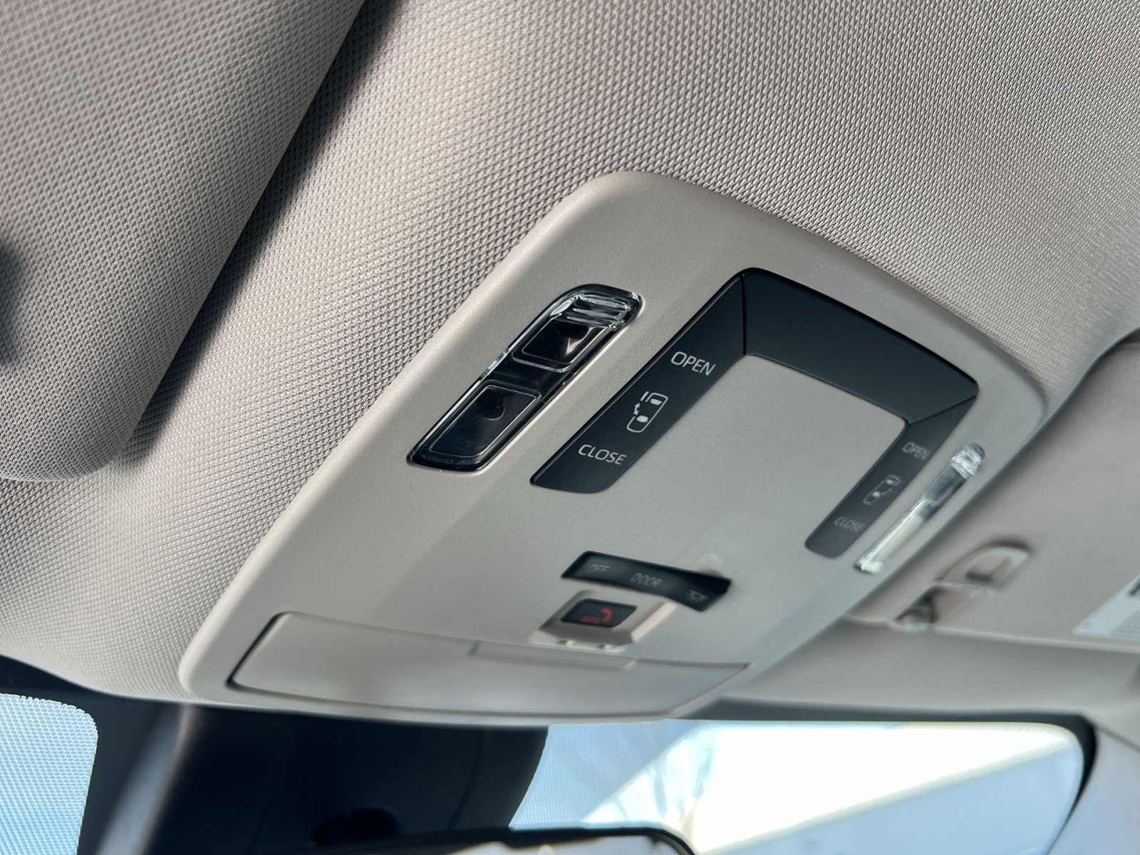 Used 2025 Toyota Sienna LE image 32