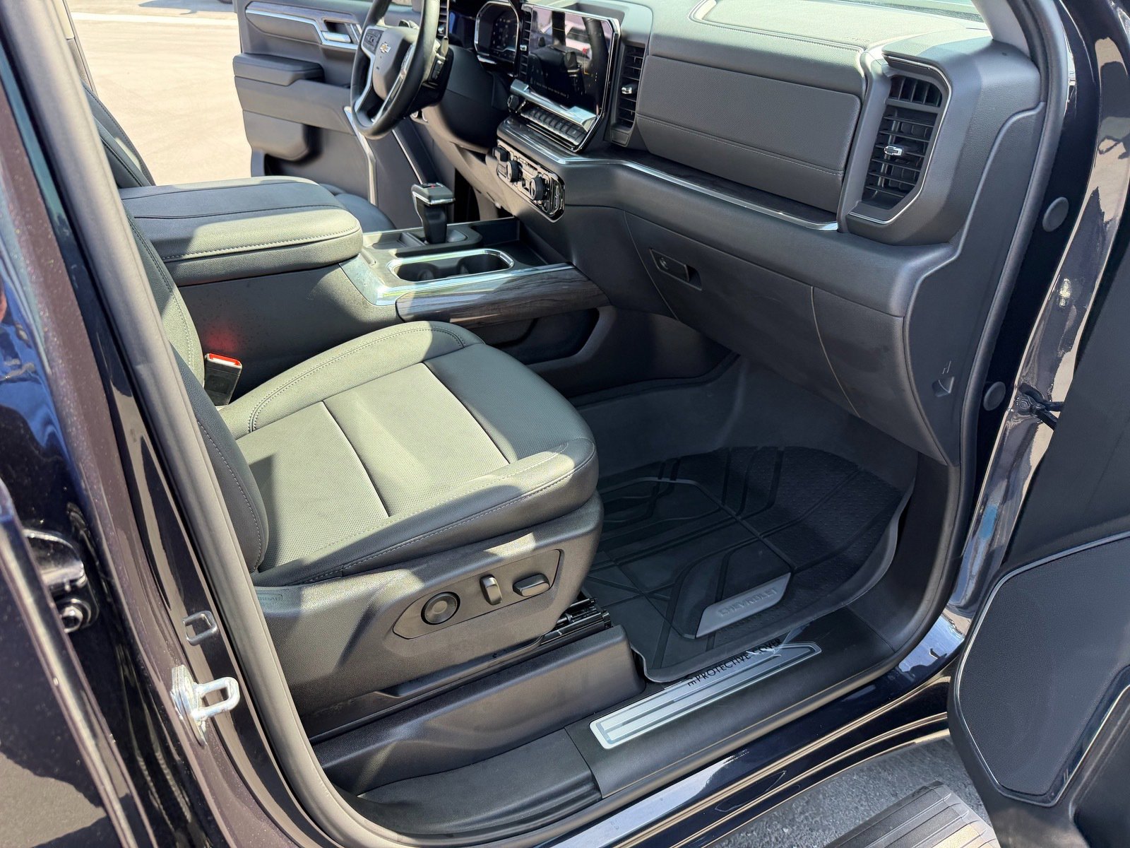 Used 2024 Chevrolet Silverado 1500 LTZ w/ Technology Package image 21