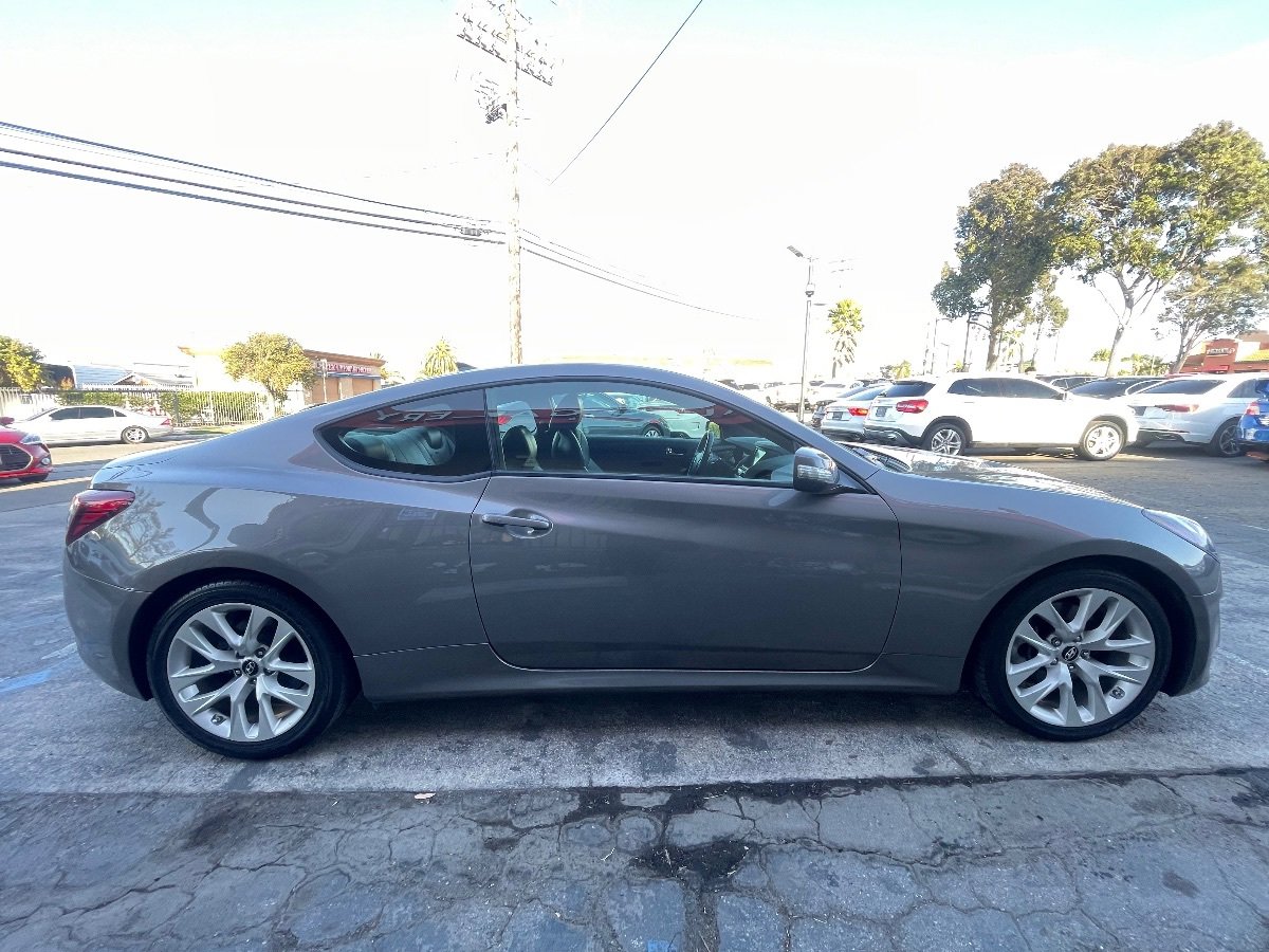 Used 2014 Hyundai Genesis 3.8 RWD image 4