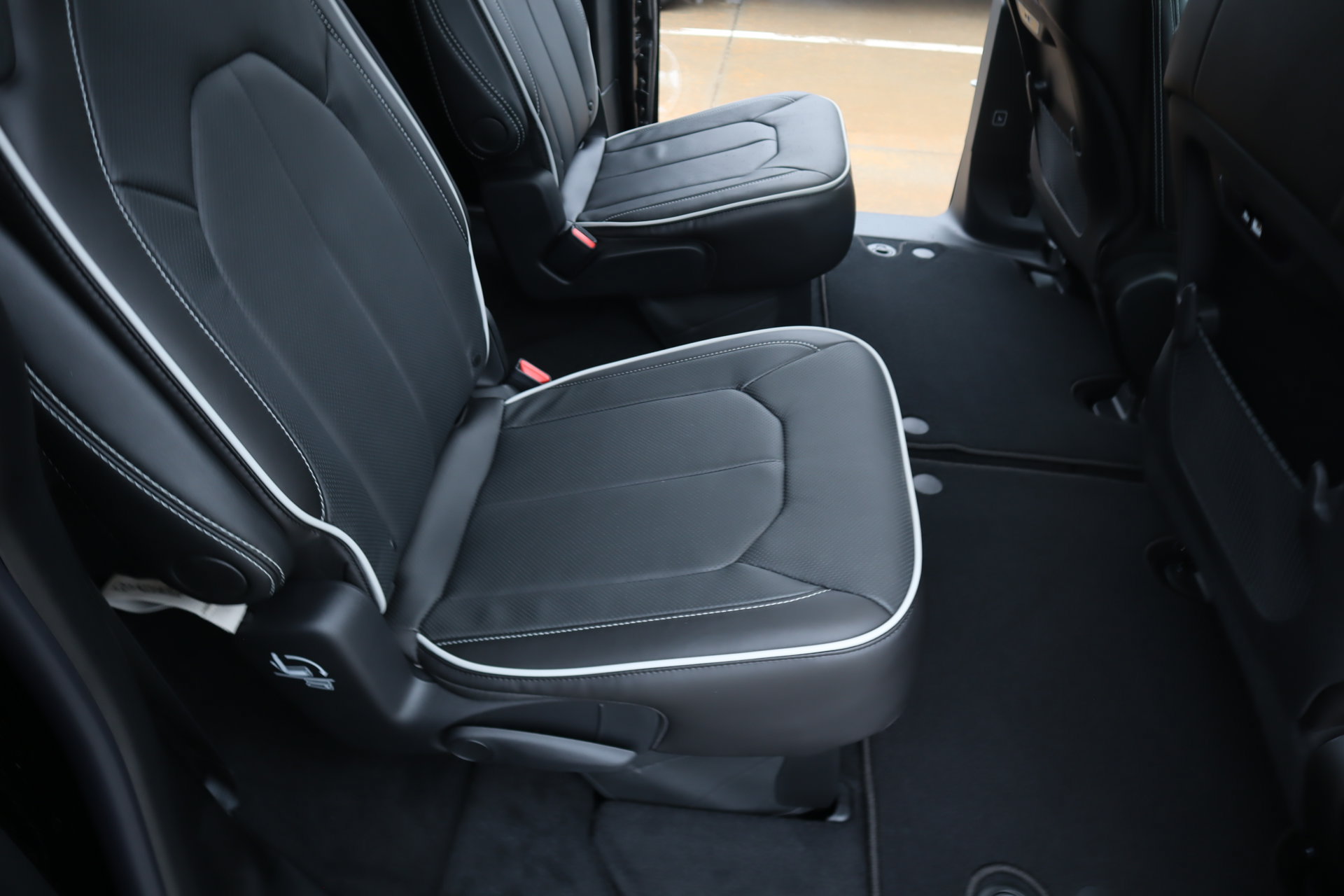 New 2027 Chrysler Pacifica Limited FWD image 15