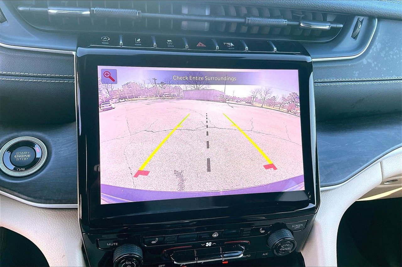 Used 2023 Jeep Grand Cherokee Limited w/ Black Appearance Package image 13