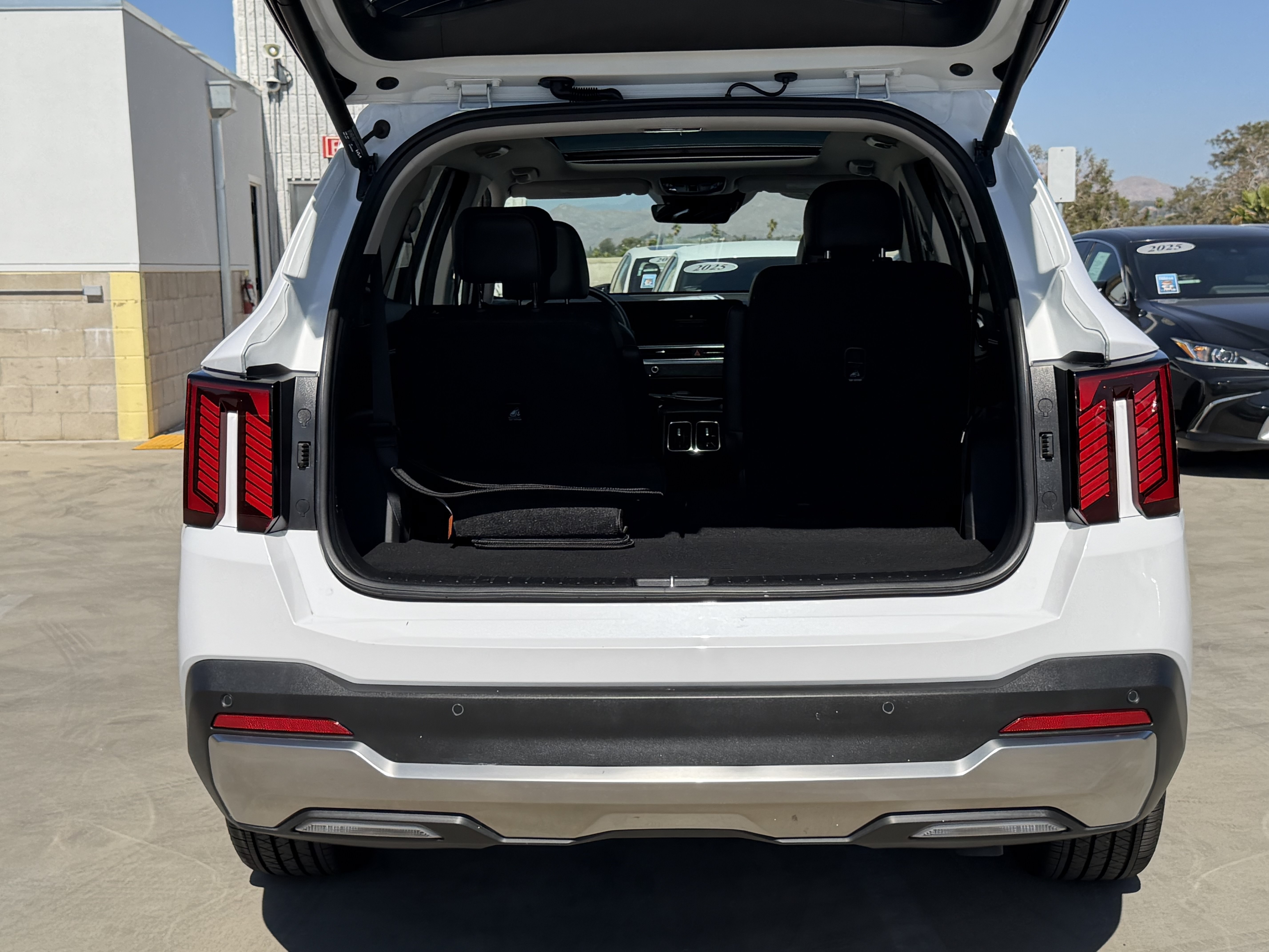 Used 2025 Kia Sorento SX FWD image 16