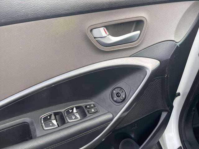 Used 2017 Hyundai Santa Fe SE image 16