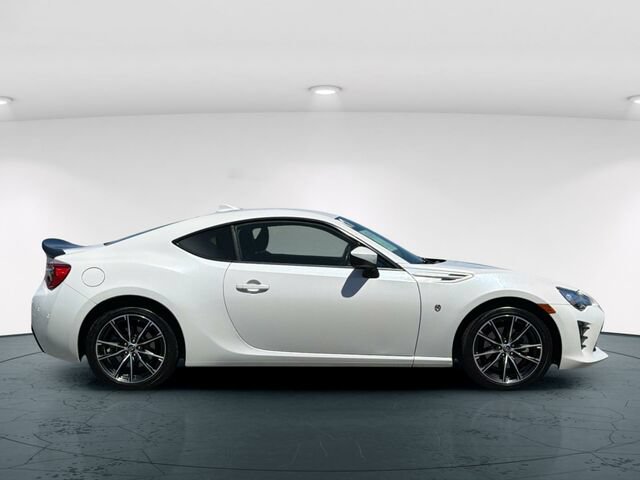 Used 2017 Toyota 86 RWD image 8