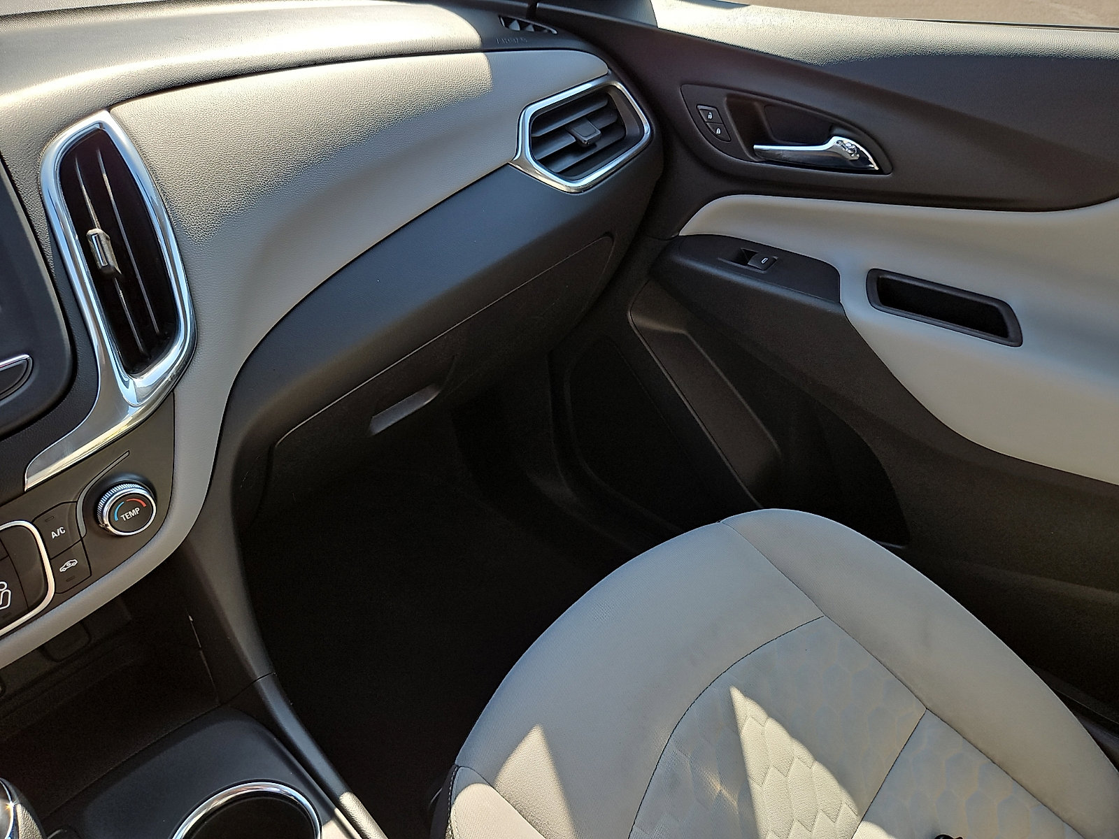 Used 2018 Chevrolet Equinox LS image 25