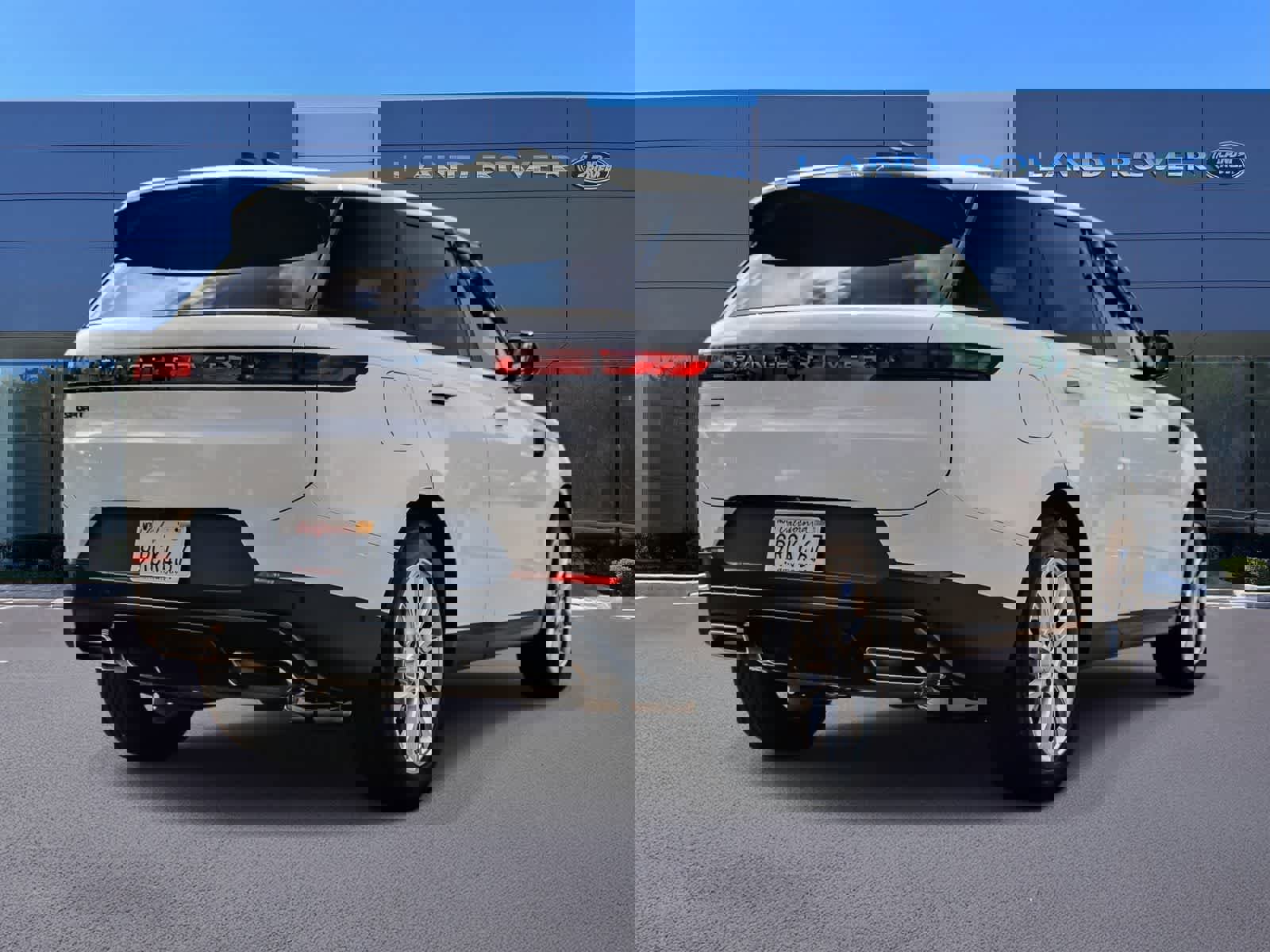 Used 2025 Land Rover Range Rover Sport SE image 4