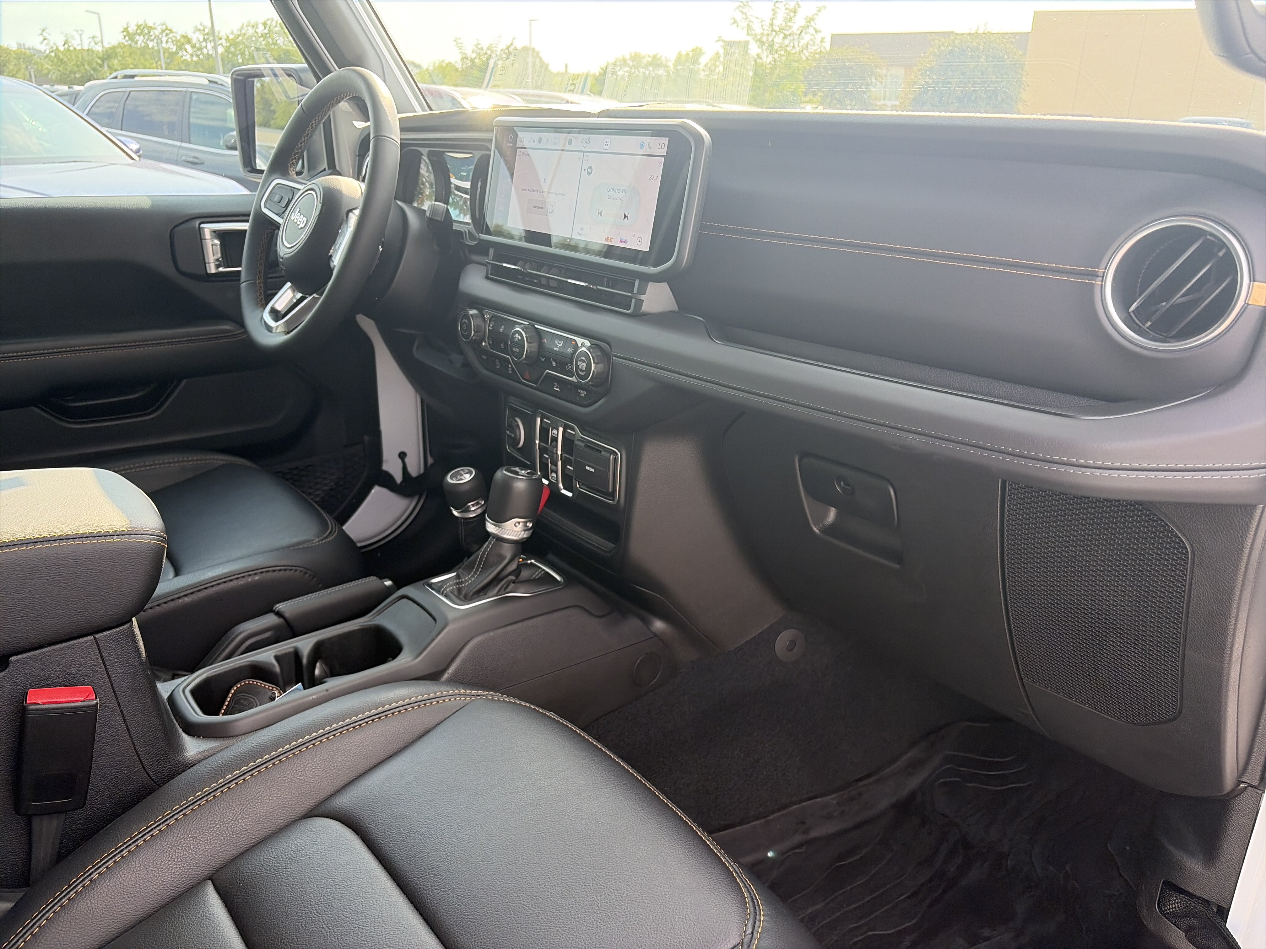 Used 2024 Jeep Wrangler Unlimited Sahara w/ Technology Group AWD/4WD image 14