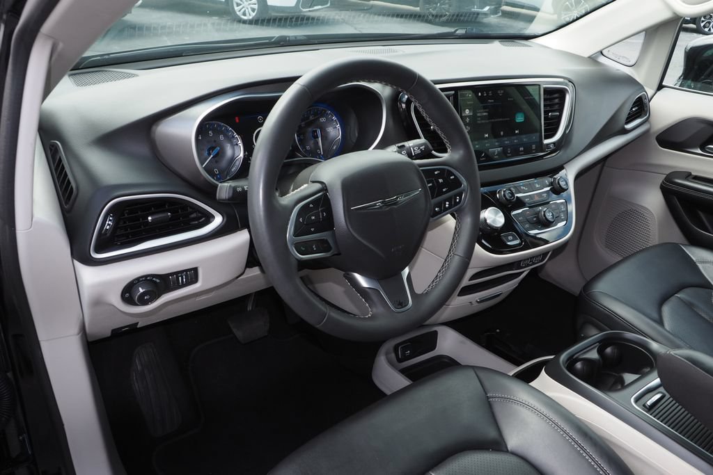 Used 2024 Chrysler Pacifica Touring-L FWD image 12