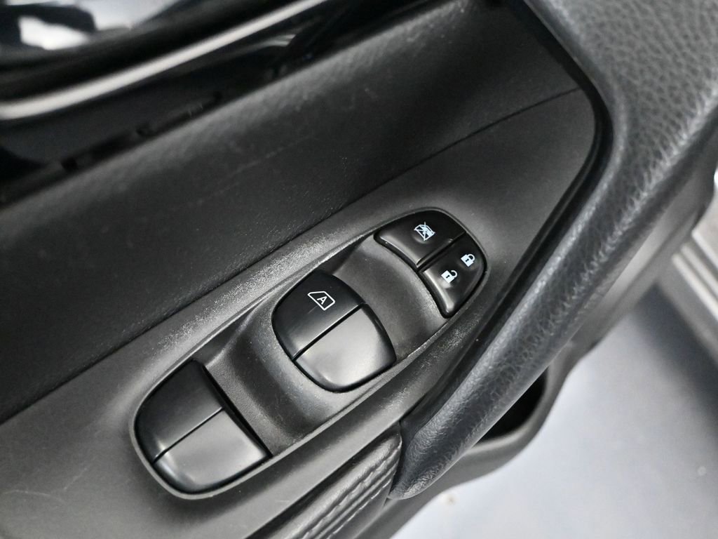 Used 2021 Nissan Rogue Sport SV image 19