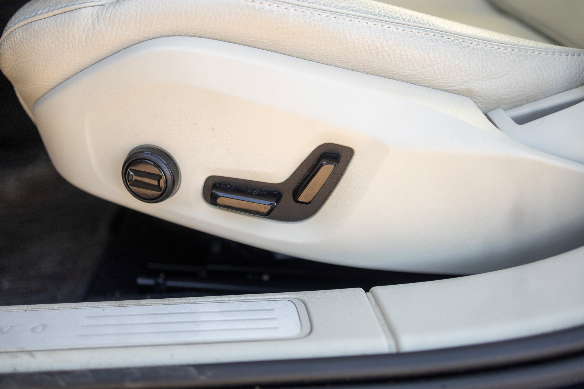 Used 2024 Volvo V60 B5 Cross Country Plus w/ Protection Package Premier image 15