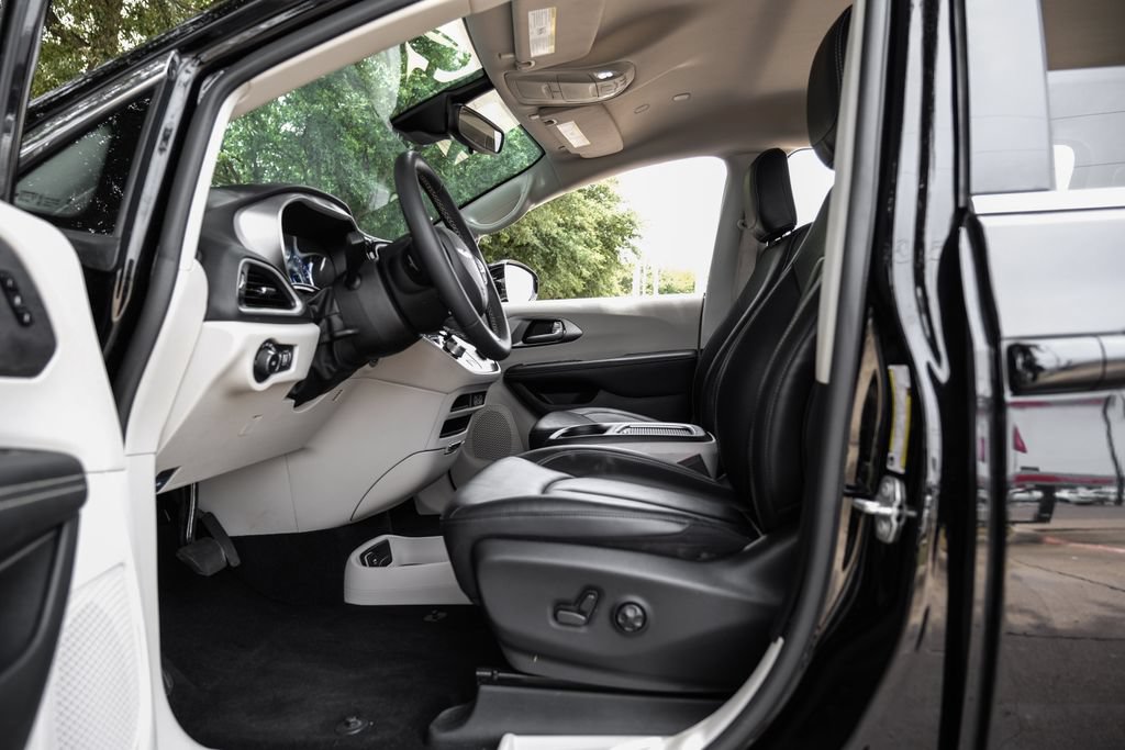 Used 2024 Chrysler Pacifica Touring-L FWD image 45