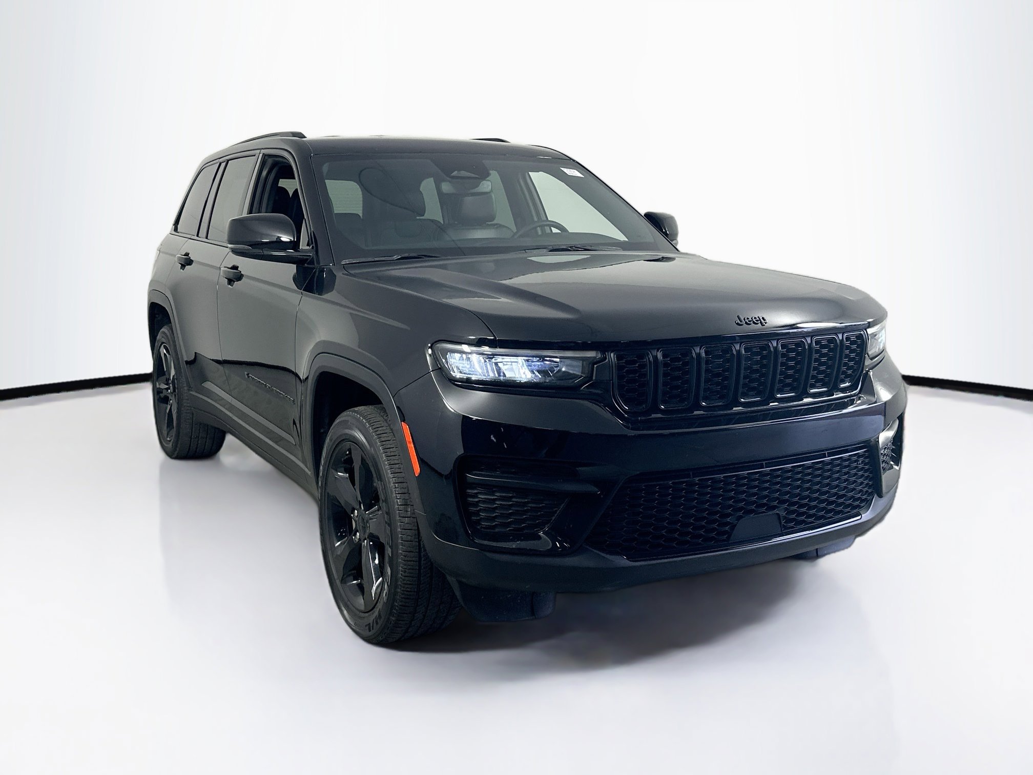 Used 2023 Jeep Grand Cherokee Altitude image 3