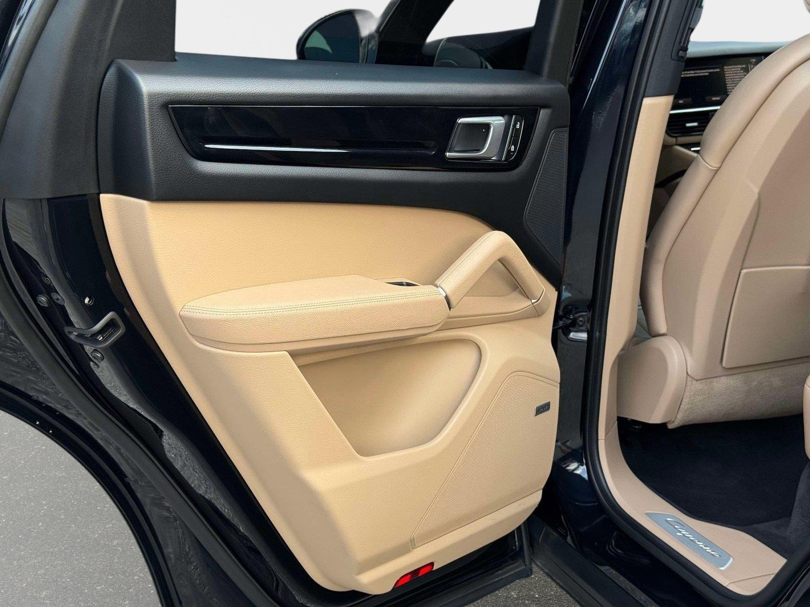 Used 2022 Porsche Cayenne w/ Premium Package image 28