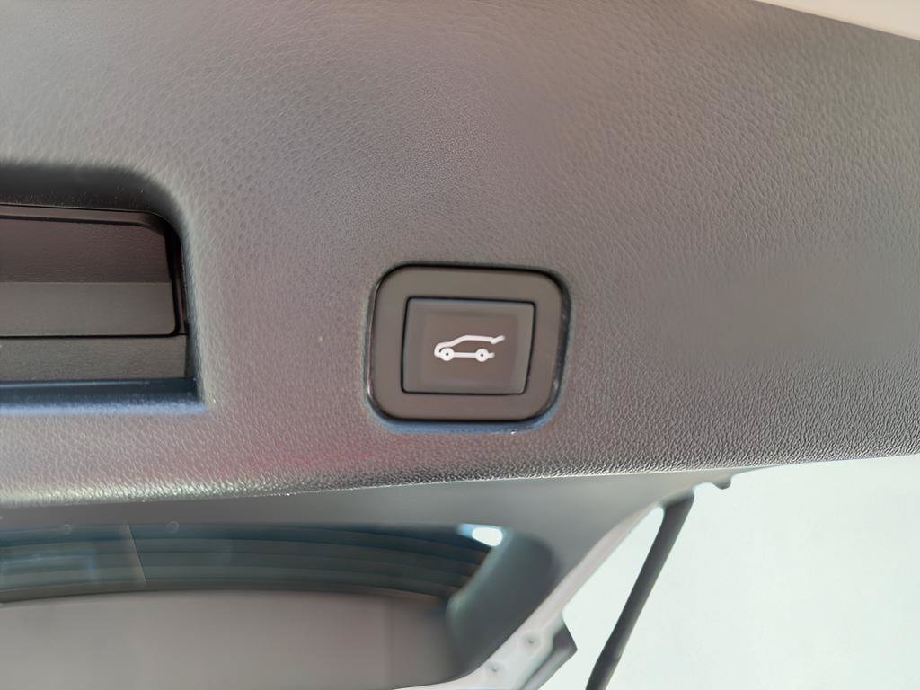 Used 2025 Chevrolet Traverse High Country FWD image 24