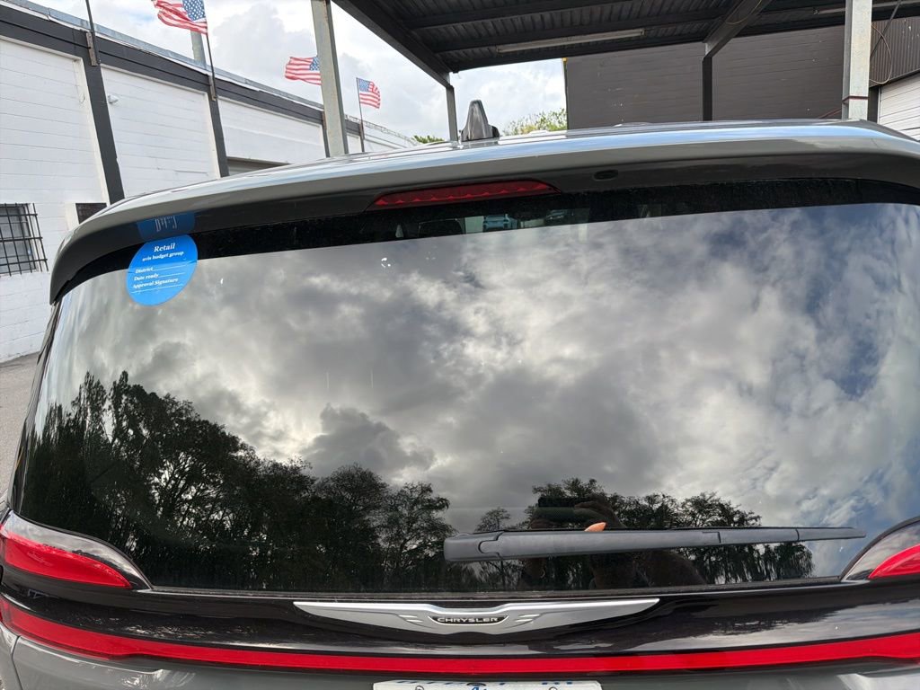 Used 2023 Chrysler Pacifica Touring-L image 11