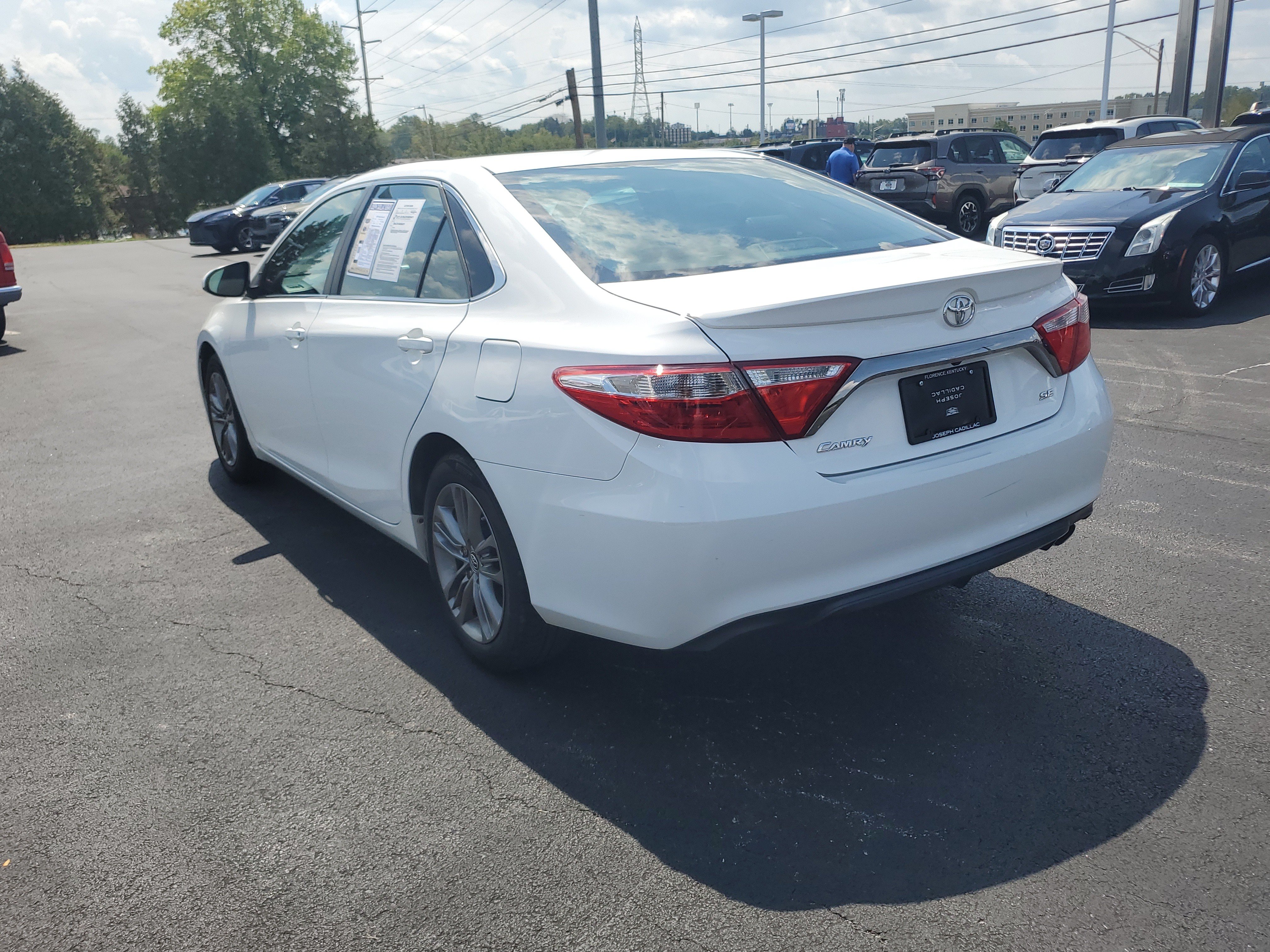 Used 2015 Toyota Camry SE w/ Moonroof Package FWD image 2