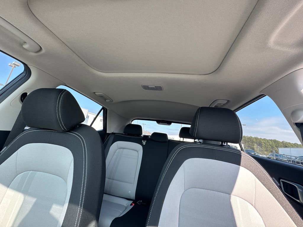 Used 2024 Hyundai Venue SEL image 32