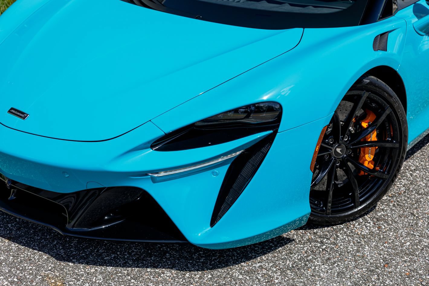 Used 2023 McLaren Artura RWD image 21