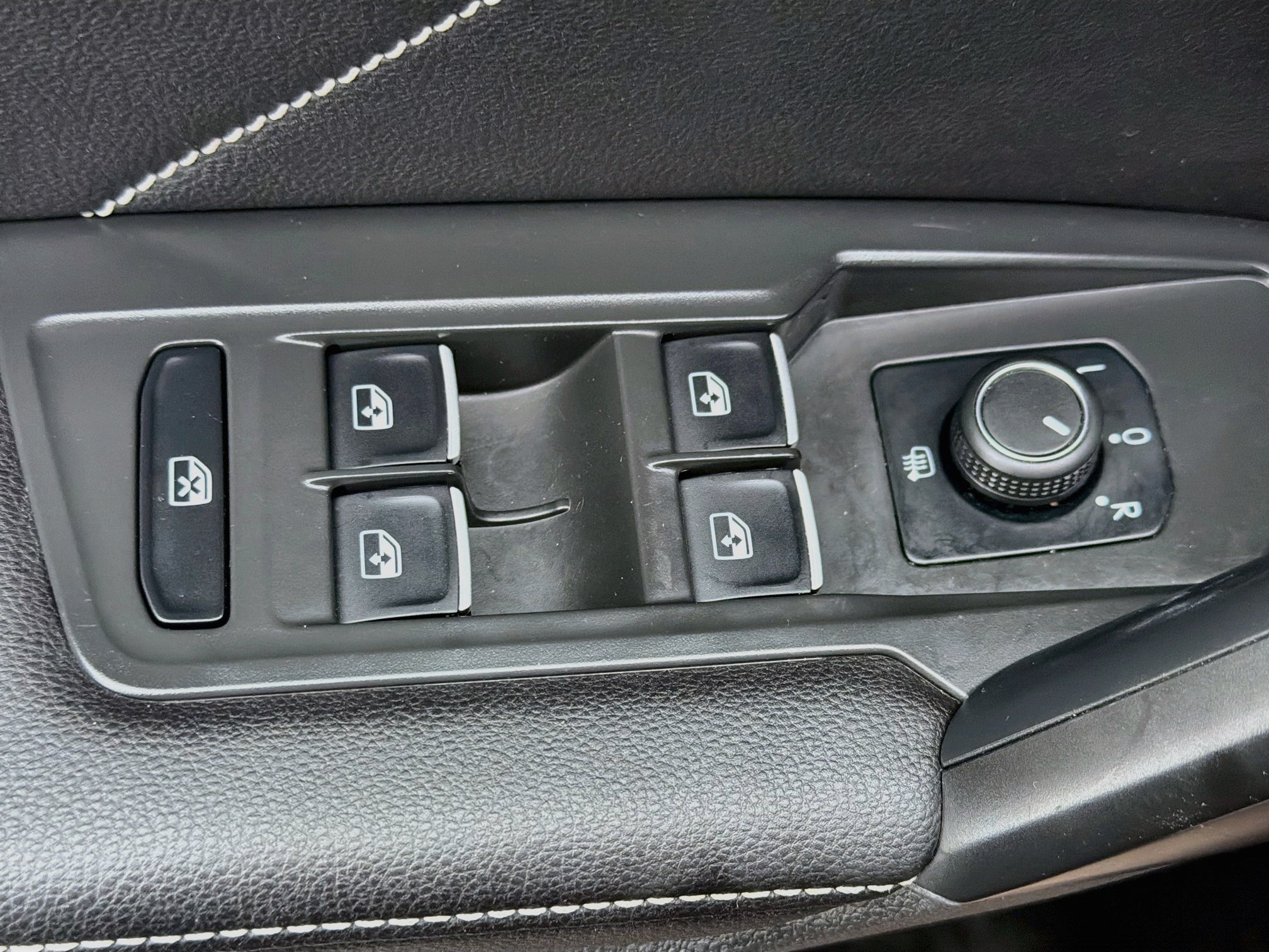 Used 2024 Volkswagen Tiguan SE AWD/4WD image 15