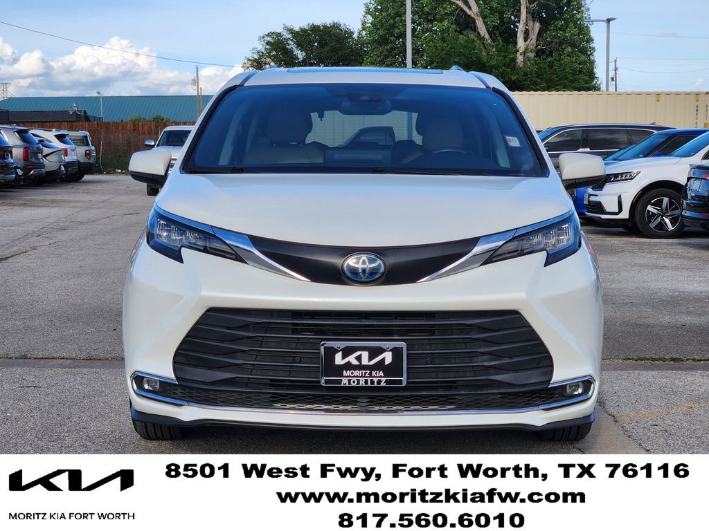 Used 2021 Toyota Sienna XLE FWD image 2