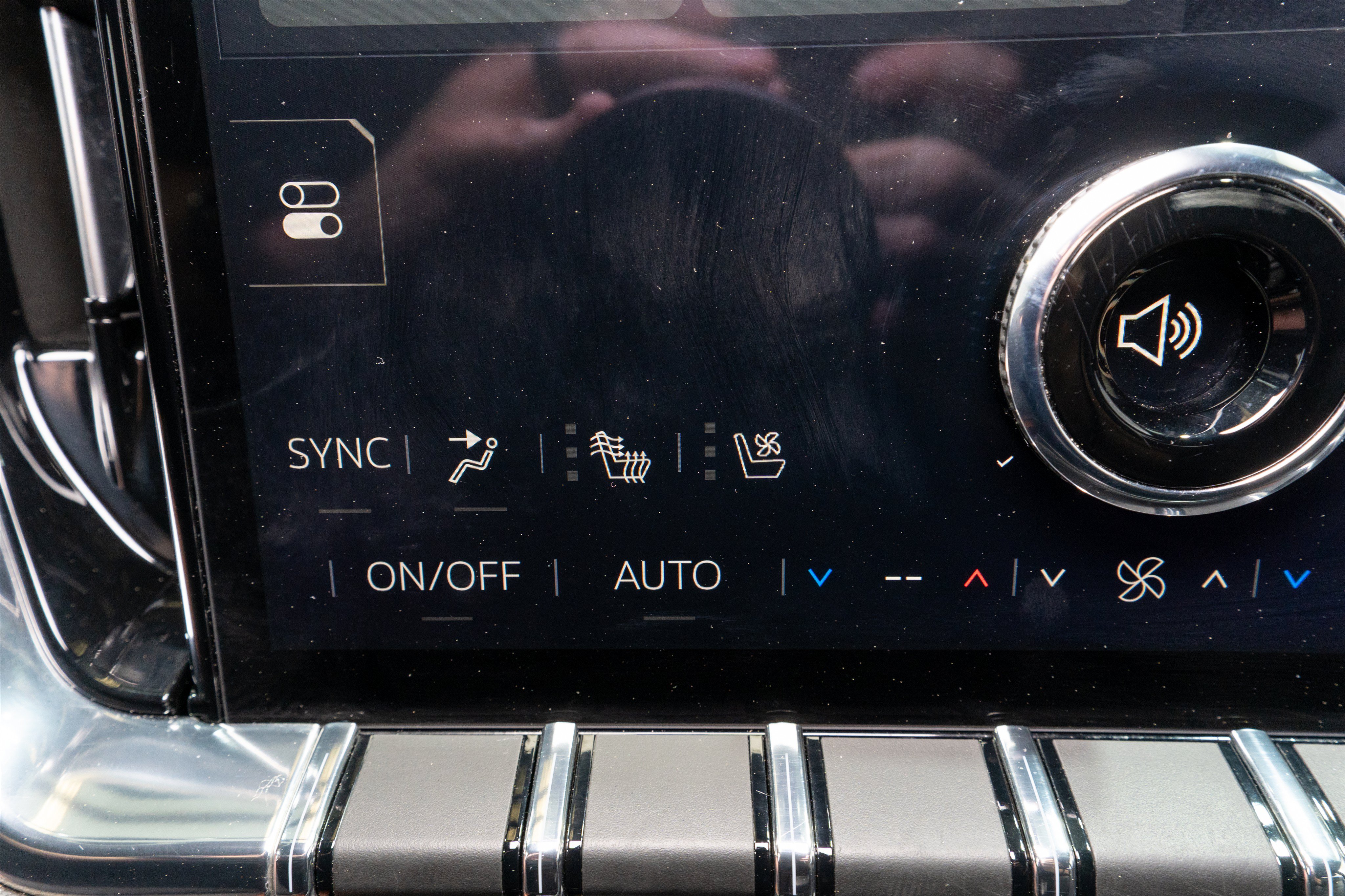 Used 2025 GMC Yukon XL Denali RWD image 22