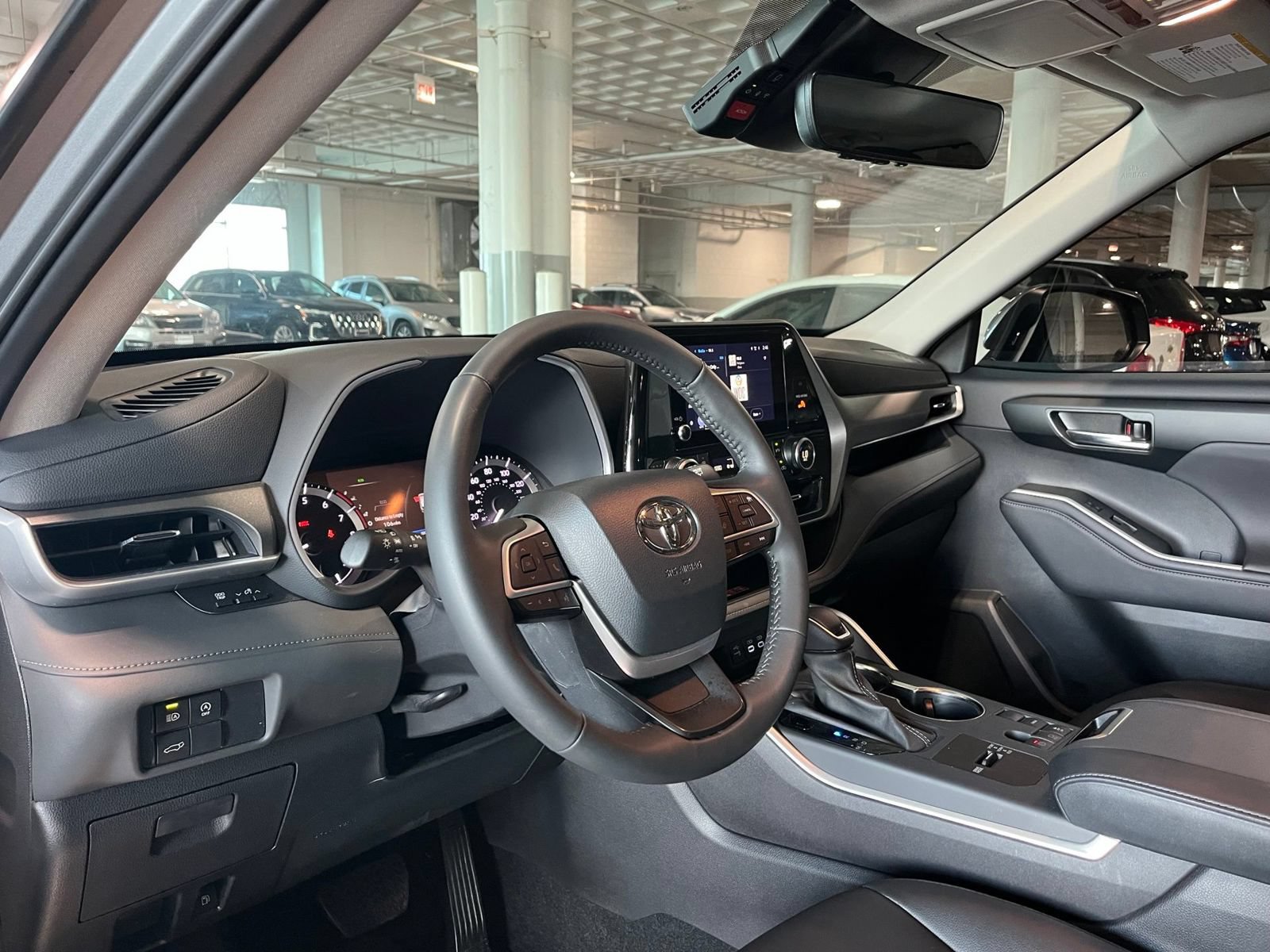 Used 2025 Toyota Highlander XLE FWD image 16