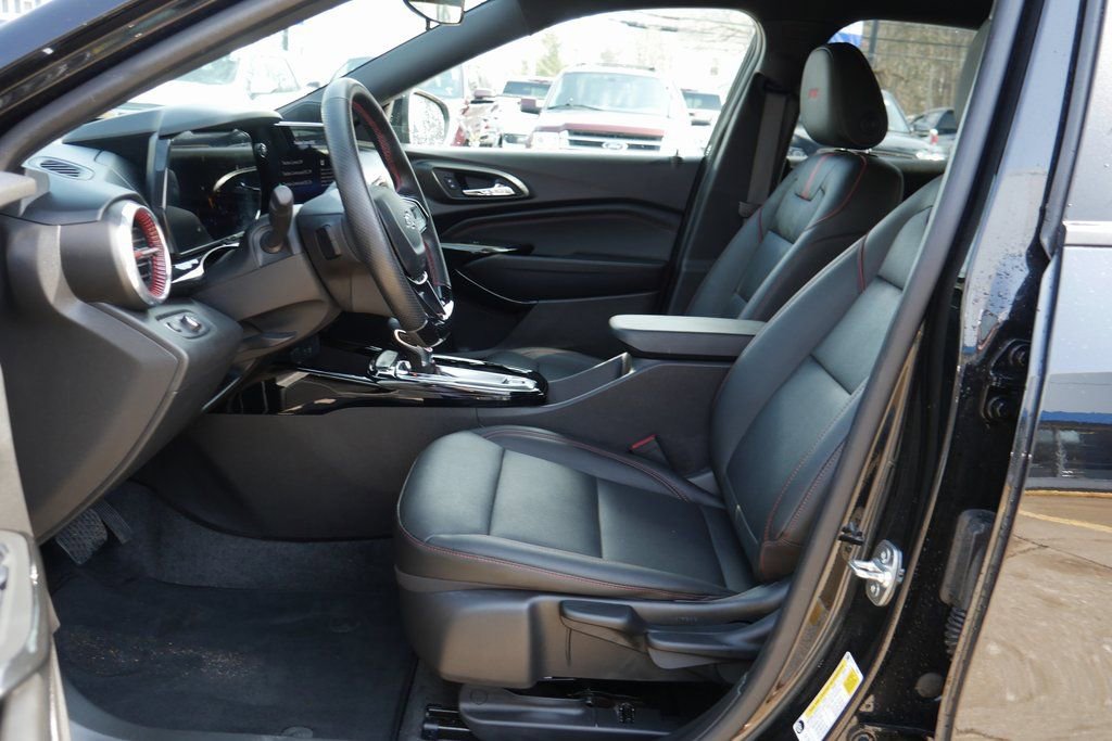 Used 2025 Chevrolet Trax RS image 9