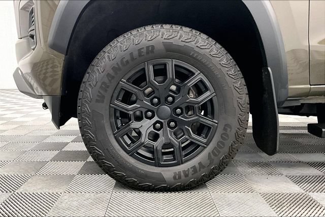 Used 2024 Chevrolet Colorado Z71 w/ Z71 Convenience Package 2 AWD/4WD image 9