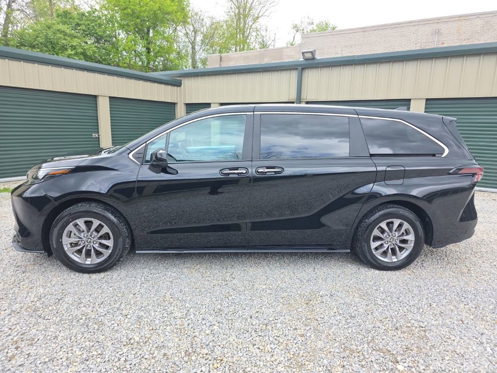 Used 2025 Toyota Sienna XLE AWD/4WD image 3