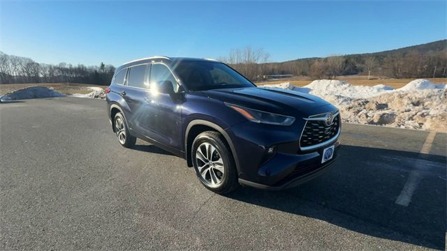 Used 2021 Toyota Highlander XLE image 2