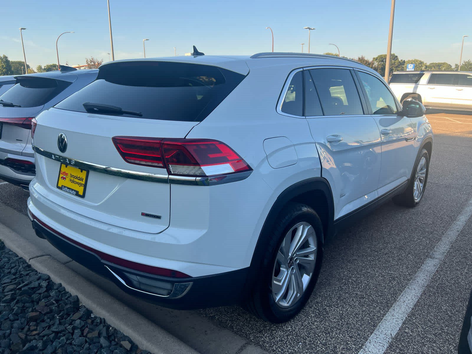 Used 2020 Volkswagen Atlas Cross Sport SEL AWD/4WD image 3