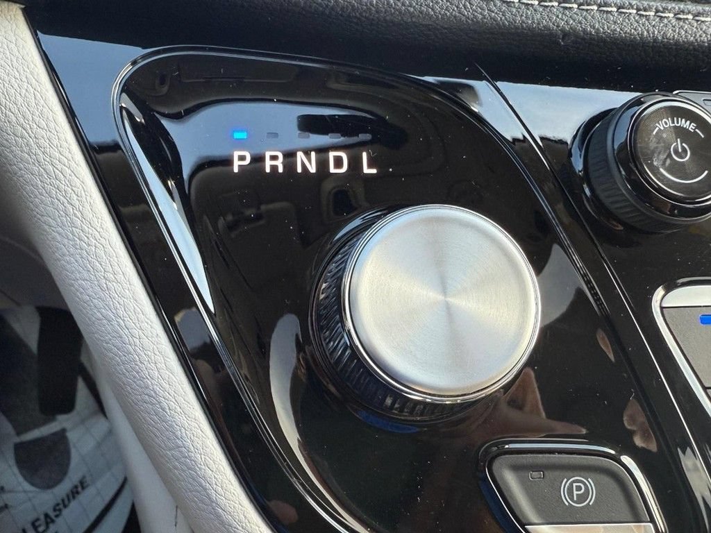 Used 2024 Chrysler Pacifica Limited FWD image 24