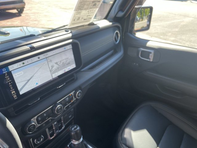 Used 2024 Jeep Wrangler Unlimited Sahara w/ Technology Group AWD/4WD image 12