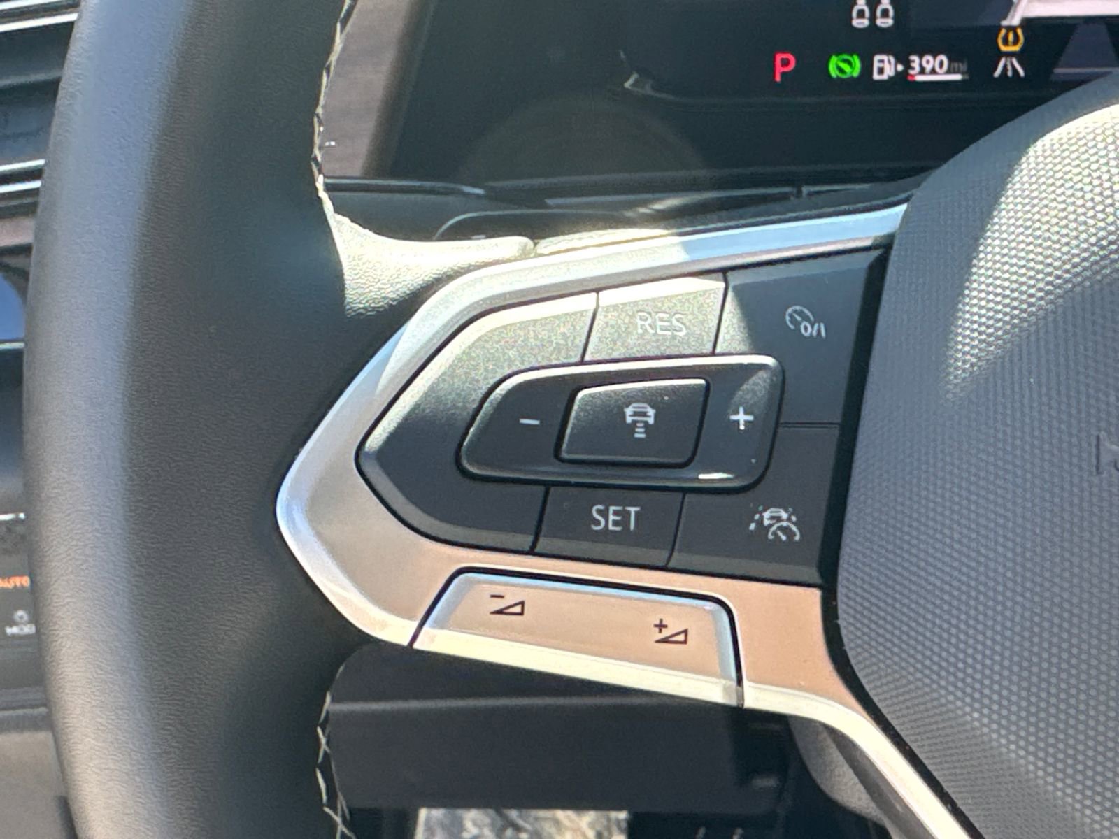 Used 2025 Volkswagen Atlas SE image 25