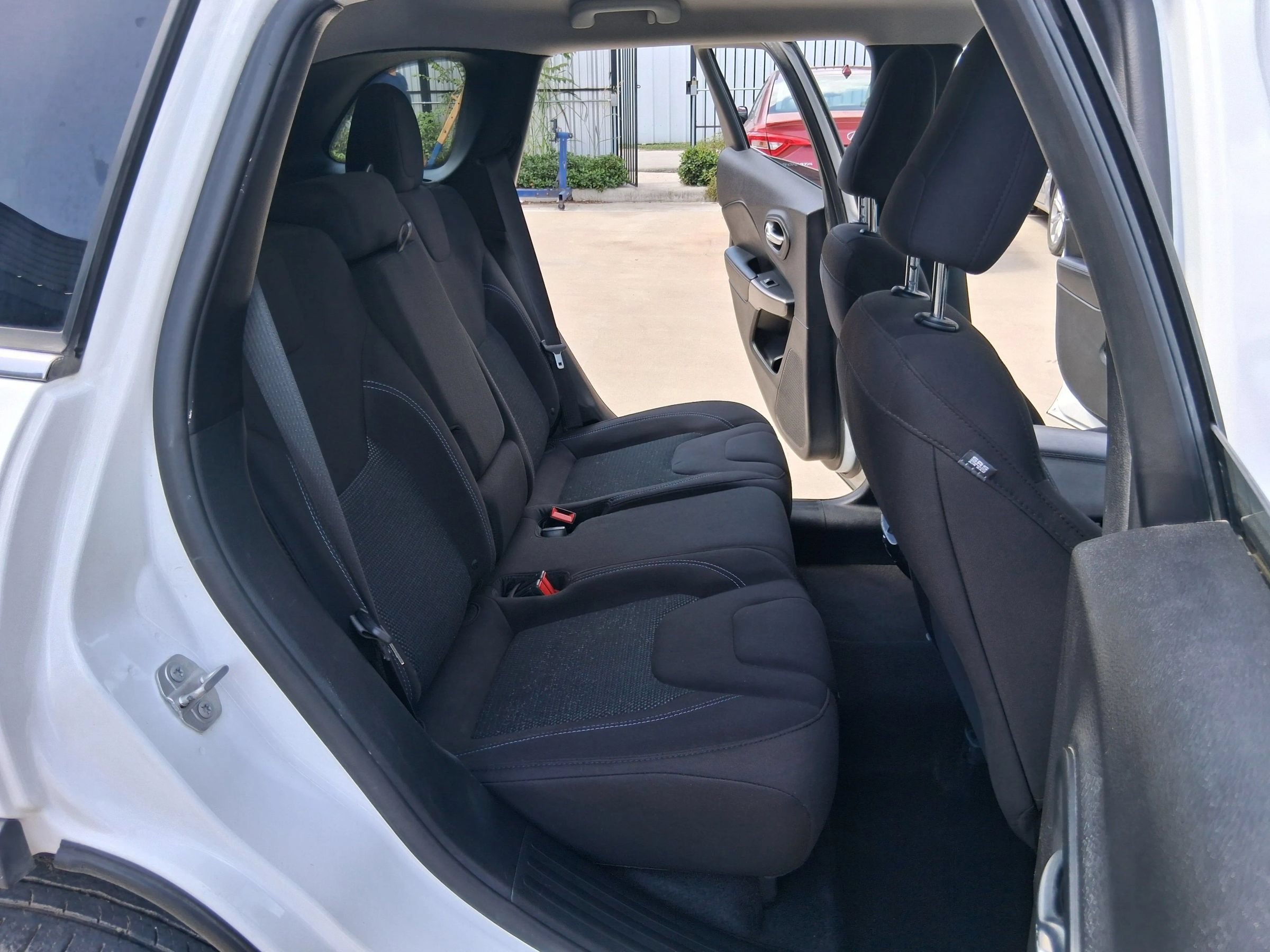 Used 2019 Jeep Cherokee Latitude w/ Popular Appearance Group AWD/4WD image 33