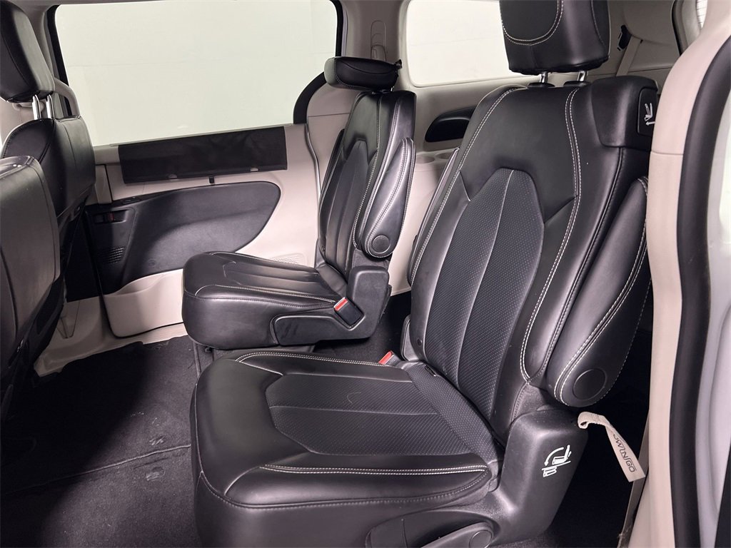 Used 2024 Chrysler Pacifica Touring-L image 23