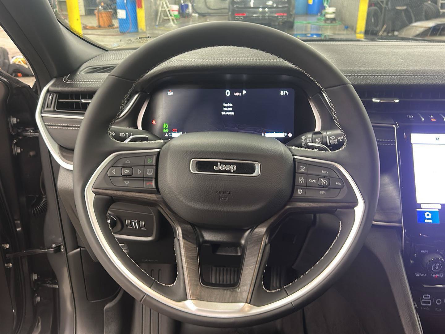 Used 2025 Jeep Grand Cherokee Limited AWD/4WD image 18