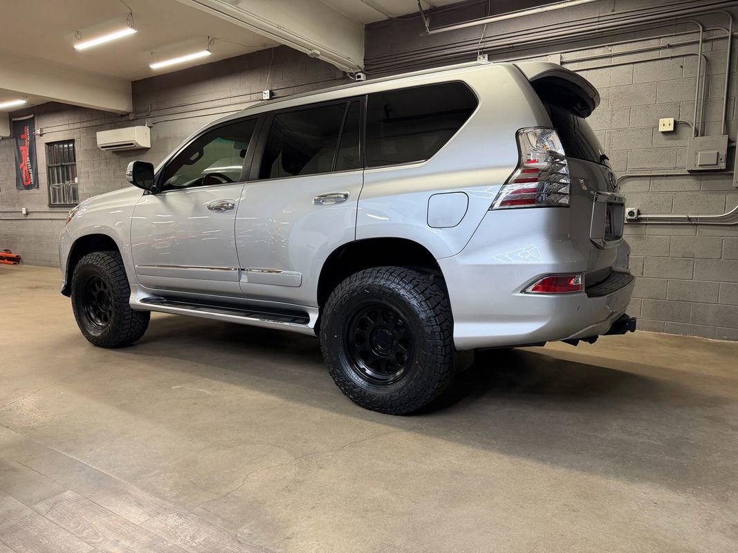 Used 2018 Lexus GX 460 Premium w/ Premium Package image 2