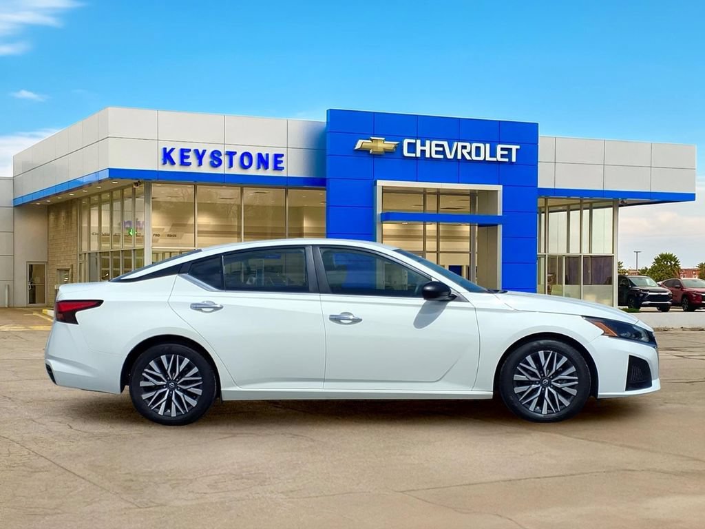 Used 2025 Nissan Altima 2.5 SV FWD image 8