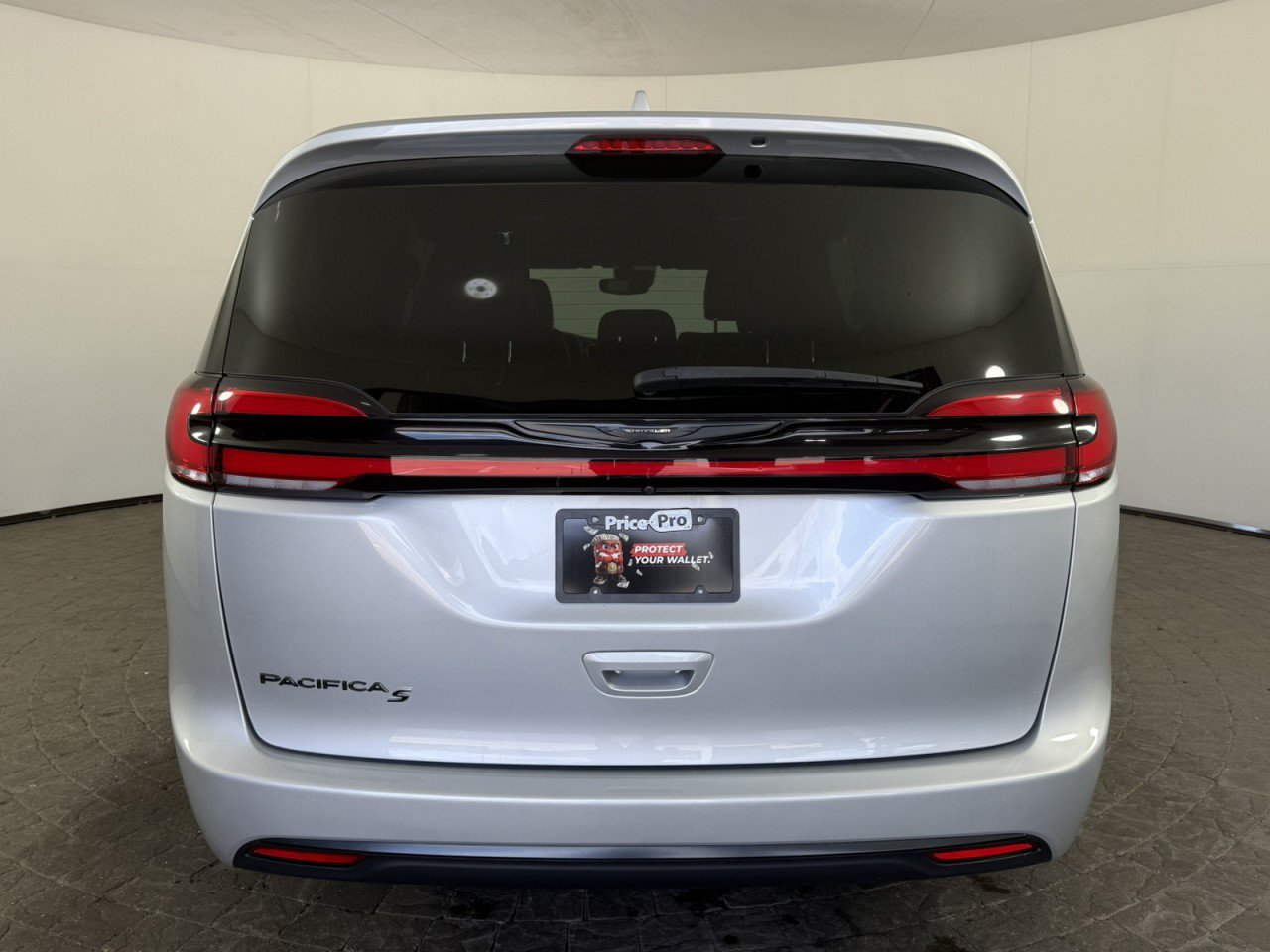 Used 2022 Chrysler Pacifica Touring-L w/ S Appearance Package FWD image 6