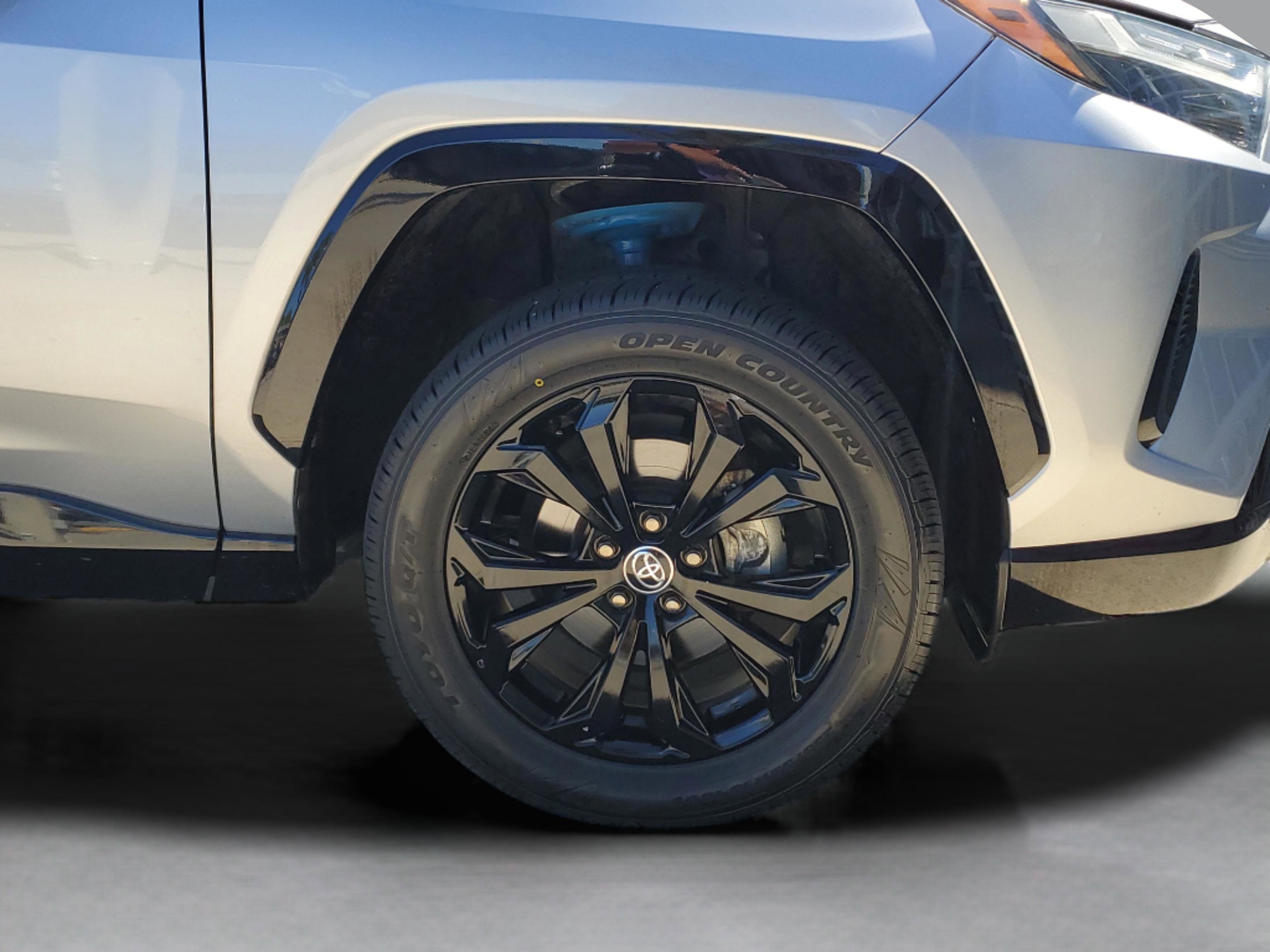 Used 2022 Toyota RAV4 SE image 30