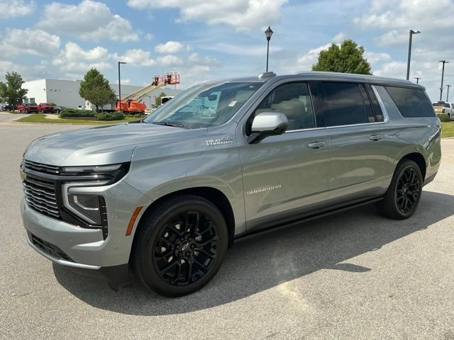 Used 2025 Chevrolet Suburban High Country AWD/4WD image 3