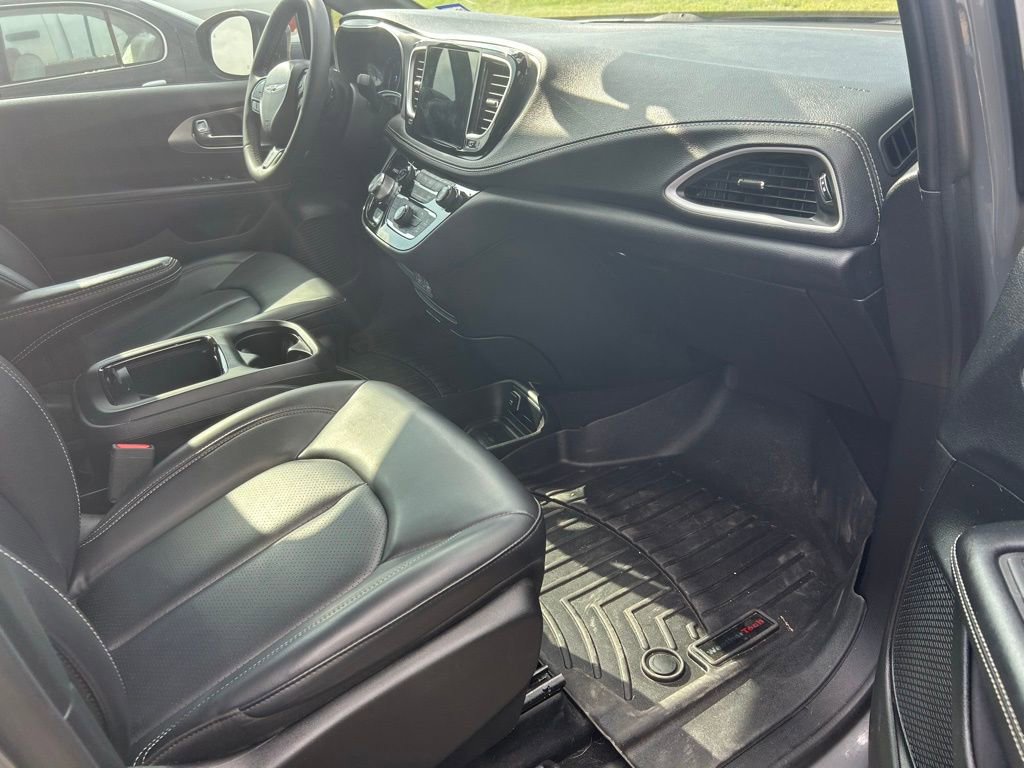 Used 2023 Chrysler Pacifica Touring-L w/ S Appearance Package FWD image 13