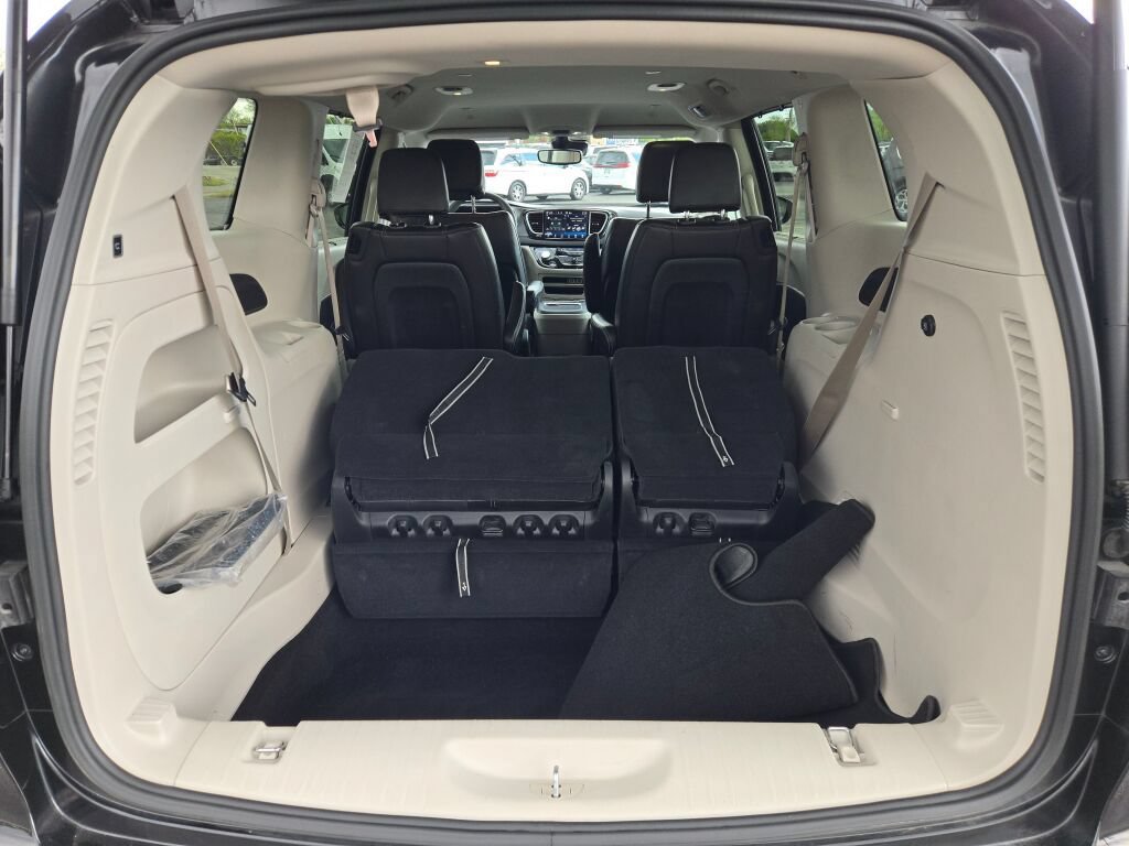Certified 2024 Chrysler Pacifica Touring-L FWD image 19