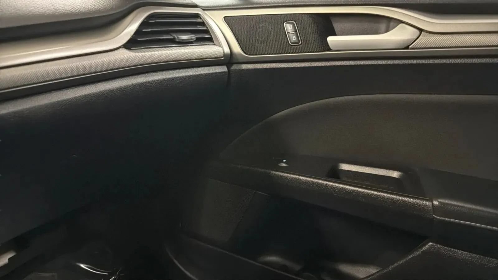 Used 2018 Ford Fusion SE w/ Fusion SE Technology Package FWD image 16