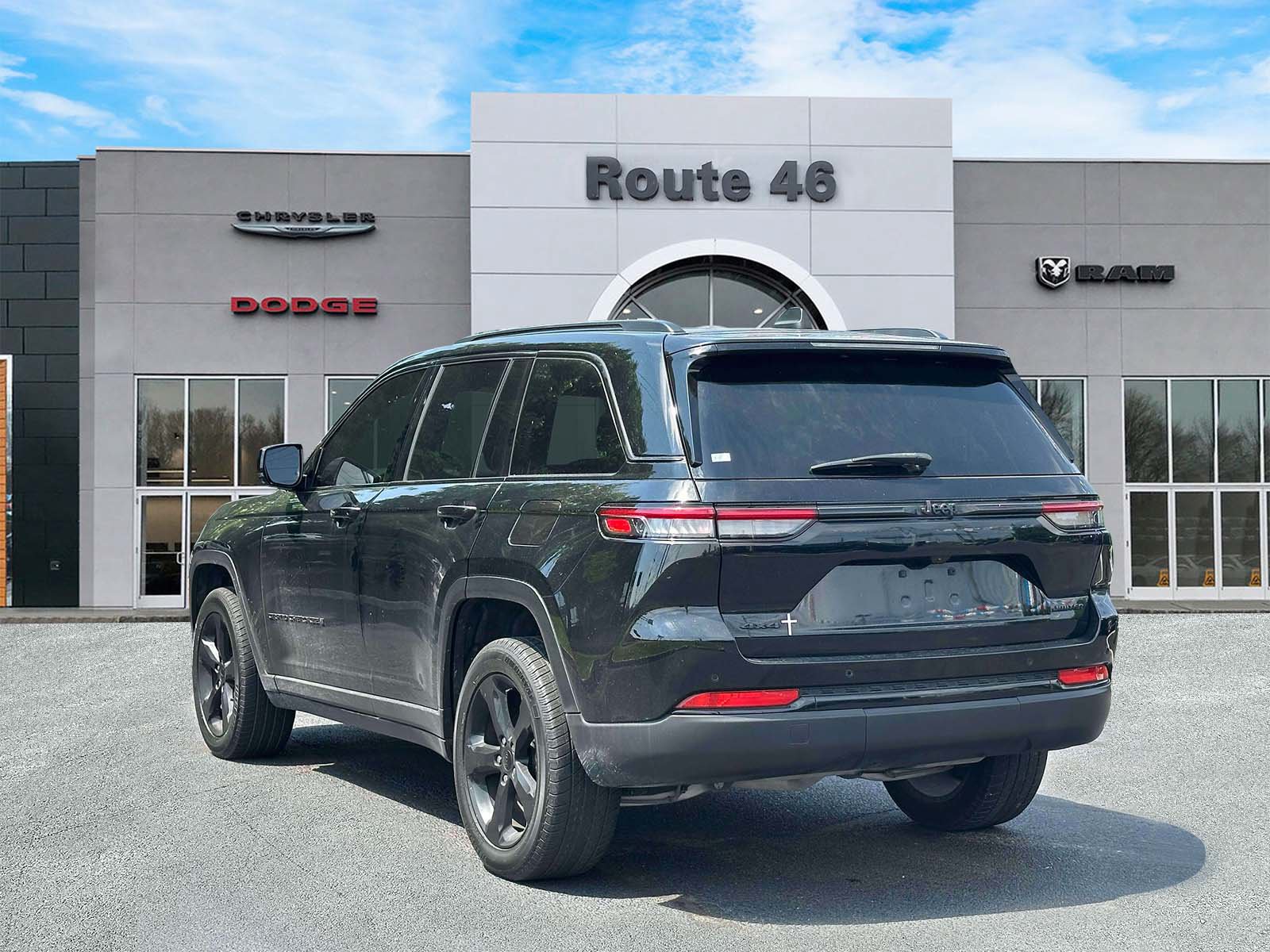 Used 2024 Jeep Grand Cherokee Limited w/ Black Appearance Package AWD/4WD image 4