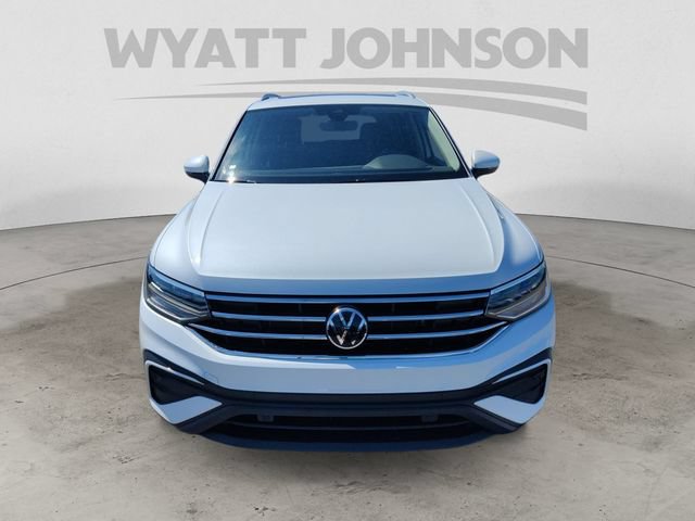 Used 2023 Volkswagen Tiguan SE w/ Panoramic Sunroof Package FWD image 9